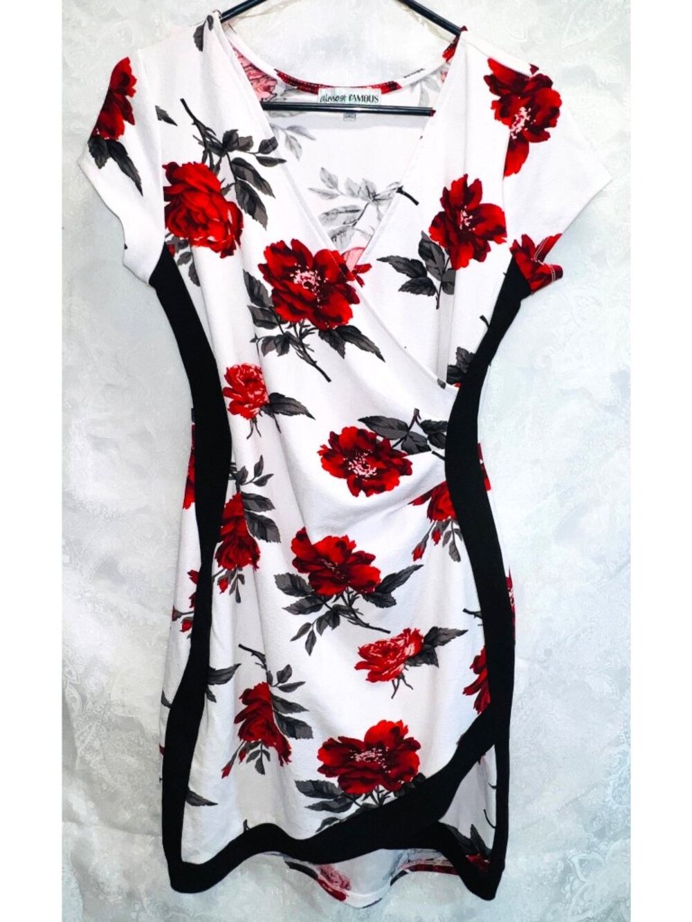 Almost Famous Women’s Large Floral Dress Red Roses Short Sleeves Black Trim